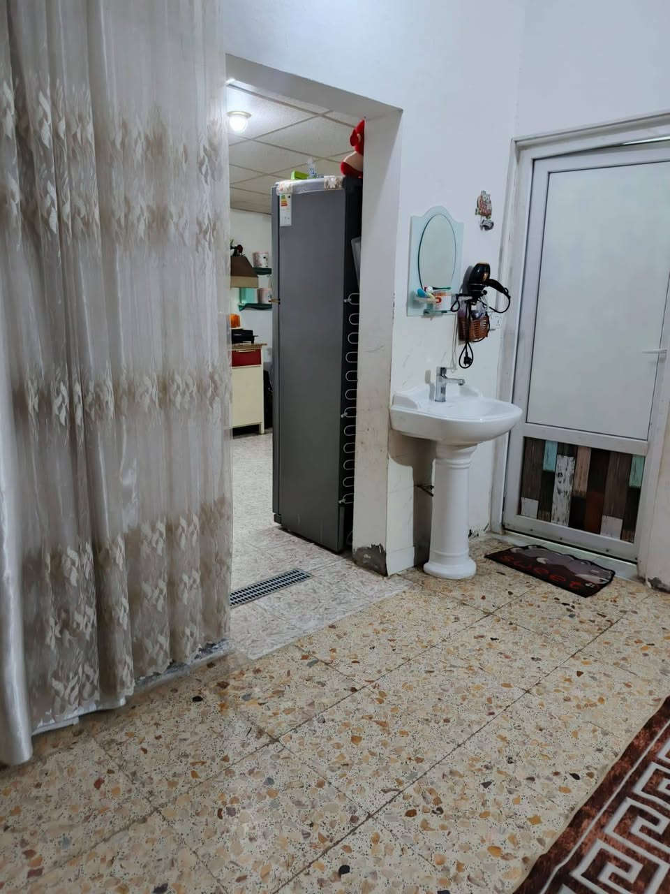 السلام عليكم
بيت ١٠٠ متر متكون من غرفه 
ومطبخ وهول وصحيات جوه وبره وطارمه البيت سند 25 العنوان بحريه طريق النيل القديم شارع الصوره قرب مخازن مرجان سراميك   المراسلة الخاص


**إذا كنت صاحب هذا الإعلان وتريد حذفه لأي سبب، رجاءا أرسل رسالة إلى الدعم الفني**
