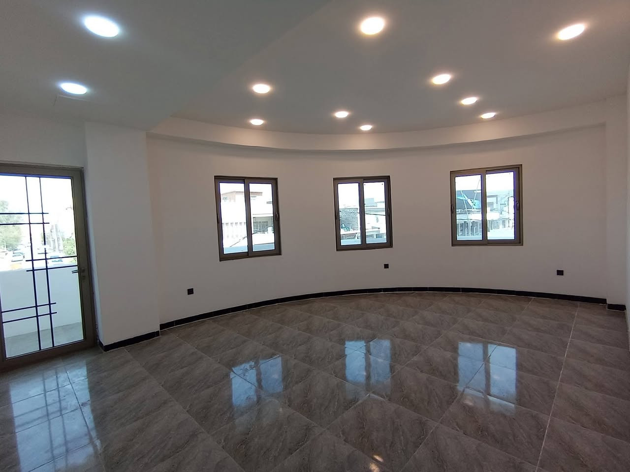 تعلن إدارة عمارة نازك عن توفر مكاتب تجارية في موقع استراتيجي متميز حيث صممت بخبرات عالية وفق اعلى المواصفات والانظمة الأمنية وشروط الدفاع المدني وتعتبر من البنايات العصرية من الطراز الحديث والمجهزة بأحدث الخدمات التي تلبي الاحتياجات والاغراض التجارية.

مميزات العمارة
1- نظام أمني (security) عالي على مدار (24) ساعة يشمل وجود حارس امن للعمارة وكاميرات مراقبة عالية الدقة (FHD) تغطي جميع الزوايا الحيوية في المبنى
2- كهرباء مستمرة بنظام (24) ساعة حسب الرغبة.
3- توفر إدارة العمارة موظف خدمات خاص بالعمارة.
4- مكيفات عالية الكفاءة مع توفير في استهلاك الطاقة.
5- جميع المكاتب مجهزة بـ مطبخ تركي عصري متكامل وبطراز حديث وجودة عالية.
6- سخانات ماء ذات سعات كبيرة لتلبية احتياجاتكم.
7- نظام انذار مبكر للحرائق مع كاشفات دخان وحرارة.
8- نظام دخول ذكي للعمارة...

لمزيد من التفاصيل مراسلتنا او الاتصال على الارقام↘️
  📞***********
  📞***********
