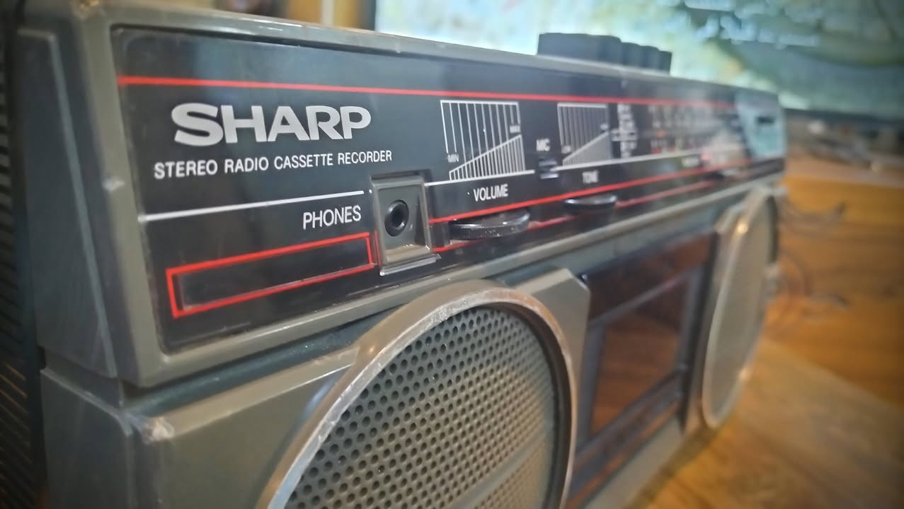 راديو ومسجل شارب انتاج الثمانينات، اربع موجات مع FM.
سحب ممتاز للمحطات الإذاعية وصوت واضح كما مبين في الفيديو.
يعمل بطاريات وكهرباء.
المكان بغداد ويوجد توصيل للمحافظات كافة.
اي استفسار التفضل على الخاص لطفاً.


**إذا كنت صاحب هذا الإعلان وتريد حذفه لأي سبب، رجاءا أرسل رسالة إلى الدعم الفني**