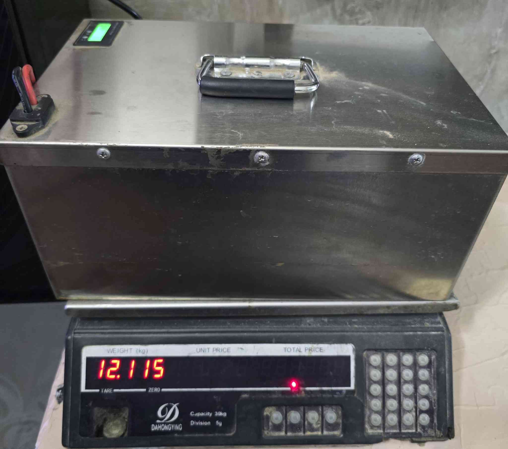 السلام عليكم
بطارية ليثيوم مستخدمة للبيع 
72 فولت وتقرة بالشاشة 84 فولت الامبيرية مالتها اعتقد 20 امبير ما متأكد شكد بالضبط بيها شاشة تطلع الفولتية ونسبة الشحن
وهذا وزنها ويا الغلاف مالتها 
تقريبآ تعتبر نص عمر ، المسافة الي تقطعها 30 الى 35 كيلو وعن تجربة فعلية بالويز 
وياها شاحنة مالتهة وجوزة 
السعر 》 250 الف 
مكان 》بغداد - الموال 
ما عندي توصيل
واتساب : ***********
