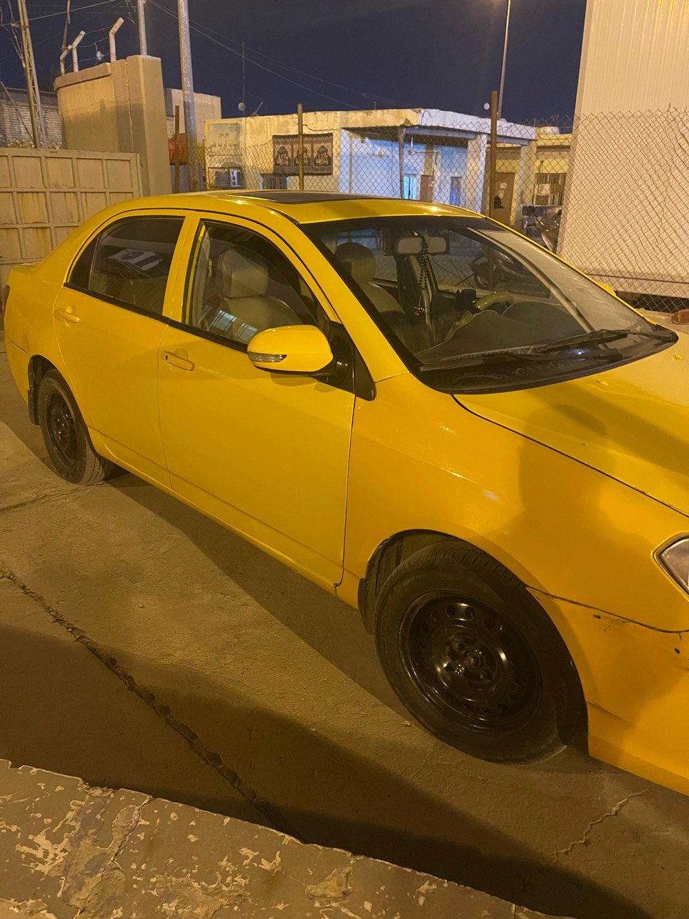 السيارة نوع BYD لونها أصفر، بحالة جيدة، مناسبة للاستخدام اليومي. تحتاج إلى بعض الإصلاحات البسيطة في البودي كما هو ظاهر في الصور. السعر منافس.
