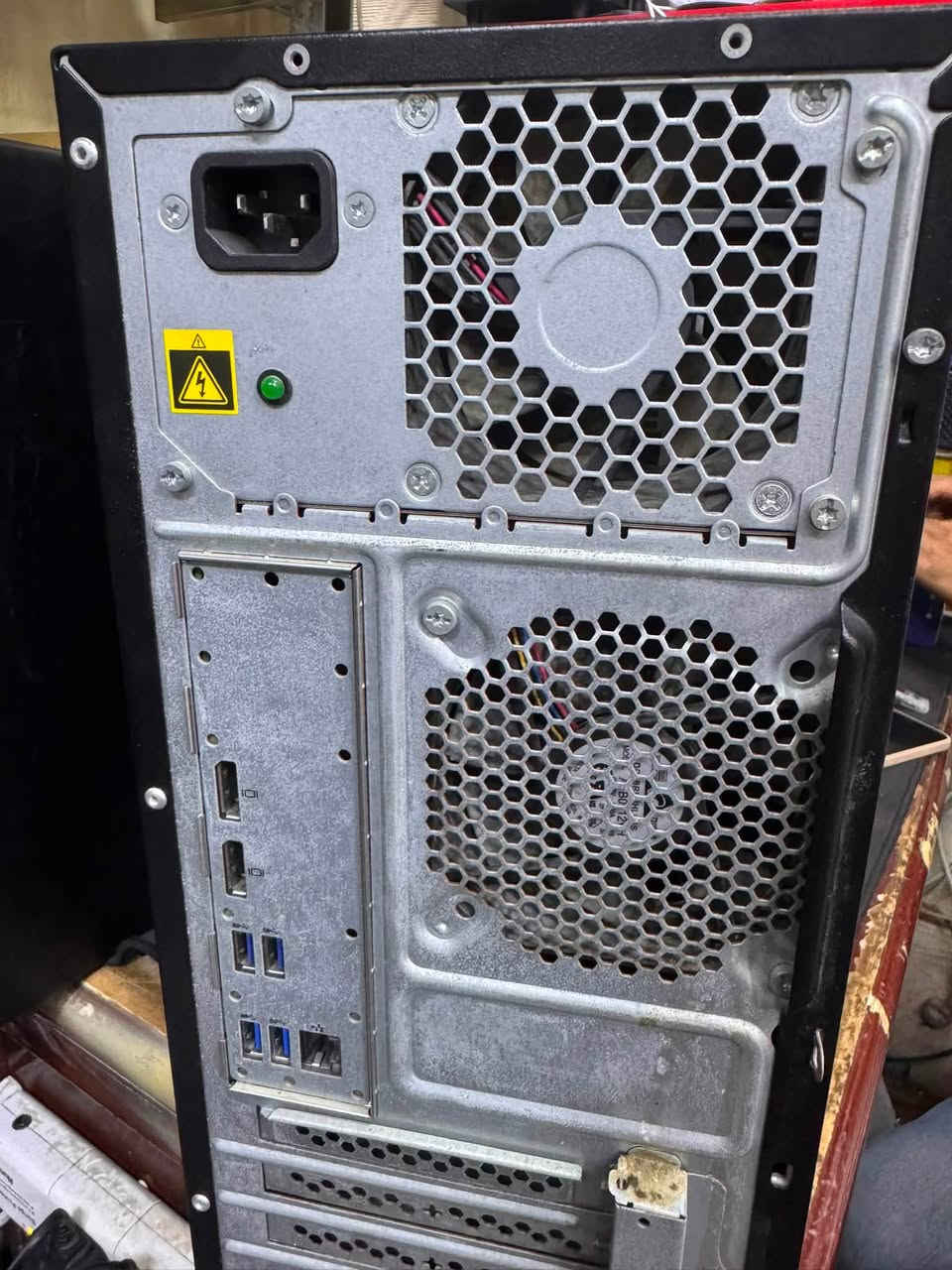 📢 للبيع: سيرفر أوروبي HPE ProLiant ML10 Gen9 (رام 8GB - بدون هاردات)
فرصة ممتازة لأصحاب الشركات الصغيرة، المكاتب، والمحلات التجارية! خادم برجي (Tower Server) قوي واعتمادي جداً من شركة HPE العالمية، مصمم للعمل الشاق والتحمل 24/7 بصوت هادئ واستهلاك طاقة اقتصادي.
⚙️ المواصفات الفنية للجهاز:
 الموديل: HPE ProLiant ML10 Gen9
 المعالج (CPU): [اكتب نوع المعالج هنا، مثلاً: Intel Xeon E3-1225 v5 أو Core i3]
 الذاكرة العشوائية (RAM): بحجم 8 جيجابايت (8GB) من نوع DDR4 ECC المخصصة للسيرفرات لحماية البيانات ومنع الأخطاء أو التهنيج أثناء العمل المستمر.
 التخزين: بدون هاردات (يحتوي على 4 أماكن داخلية جاهزة لتركيب هاردات HDD/SSD بحجم 3.5 بوصة، ويدعم التوسعة لغاية 6 هاردات).
 المنافذ: 2 منفذ DisplayPort للشاشة، منافذ USB 3.0 سريعة، ومنفذ شبكة Gigabit LAN ثابت ومستقر جداً.
 مزود الطاقة (Power Supply): 300 واط أصلي معتمد بكفاءة عالية واستهلاك طاقة منخفض.
🛠️ الاستخدامات المثالية لهذا الجهاز:
 تشغيل الأنظمة المحاسبية وقواعد البيانات للمحلات والشركات.
 سيرفر تخزين ملفات شبكي (NAS / File Server) لمشاركة البيانات بأمان.
 جهاز إدارة وتسجيل كاميرات المراقبة (NVR) للعمل المستمر بدون انقطاع.
 مختبر تجارب للمهندسين والطلاب (برمجة، شبكات، أنظمة وهمية VMware / Proxmox).

سعر 350 الف قفل


**إذا كنت صاحب هذا الإعلان وتريد حذفه لأي سبب، رجاءا أرسل رسالة إلى الدعم الفني**