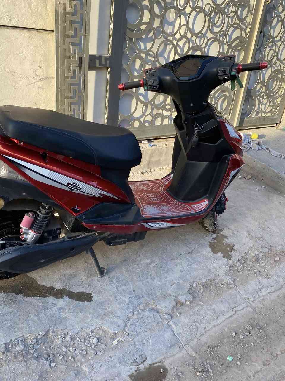 سلام عليكم دراجة شحن للبيع نوع سكنس ٦ بطاريات دبل ٤ جدد بس  نقص وحده عطلت بطاريه وحده فقط دراجه ٣ نمر كهربائيات كامله اشاير سرعتها ٤٥ دراجه متروكه صار شهر العنوان بغداد المشتل رقم *********** متواجد واتساب رجاء المو شراي لا يدخل سعر ٣٥٠ بيها مجال بسيط حك جيه
