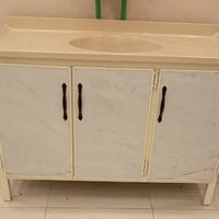 كاونتر ٣ قطع جاهز السنك متر و٨٠ والكاونتر متر ونص اي ضرر ما بي بعده بل...