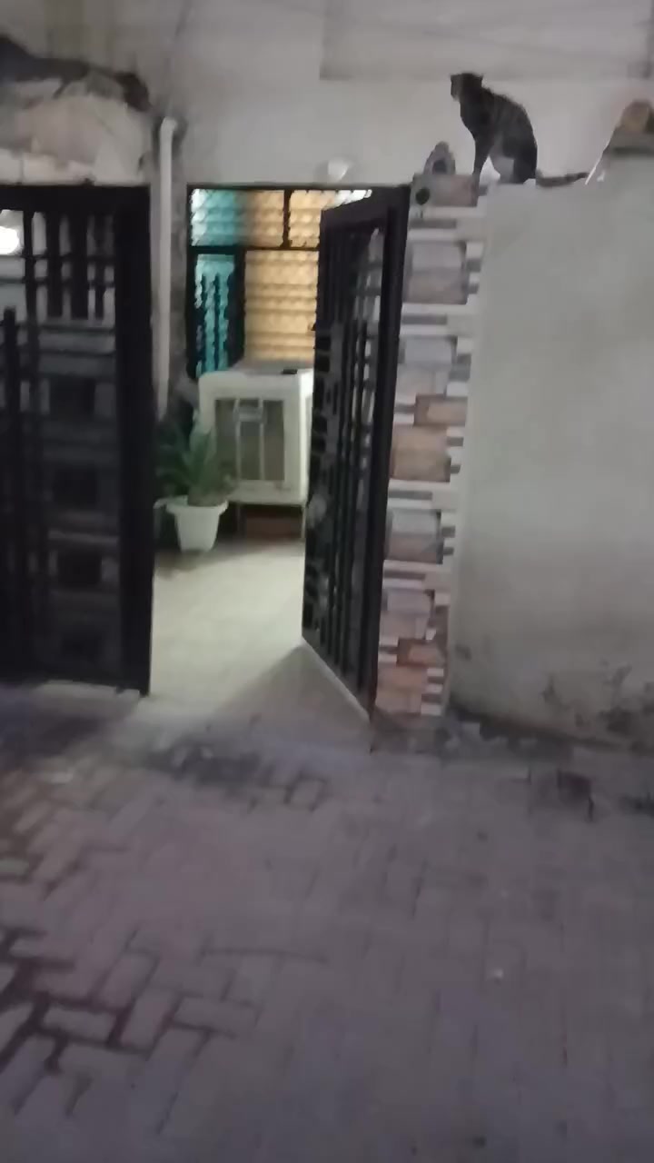 بيت للبيع ١٠٠ متر 
طابق ونص 
نضيف جدآ طابو صرف 
بسعر مناسب جدآ 
اي ستفسار تصال بل رقم 
***********
