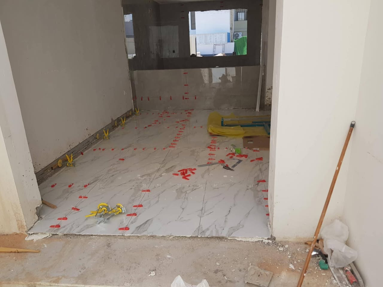 كادر سراميك وبورسلين عراقي مصري استلام مهندس سرعة ودقه في العمل نشتغل المساحات الكبيره المفتوحه والمدني
***********
