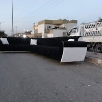 سيت كنب كورنر عصري بألوان جريئة (أسود مع تفاصيل بيضاء)، مناسب للمساحات...