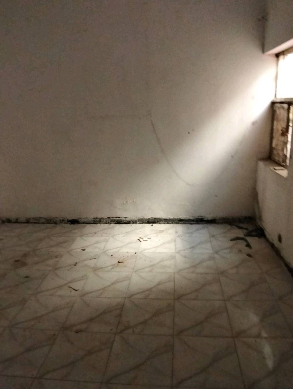 بيت مساحته ١٠٠م ملك طابو صرف في الزعفراني دور الشرطة قرب صيدلية زينة علي شارع الكهرباء مدخلين يحتوي كراج مع ترك امامي إضافة للكراج يحتوي استقبال وغرفة نوم وحولي وخدمات طابق واحد
