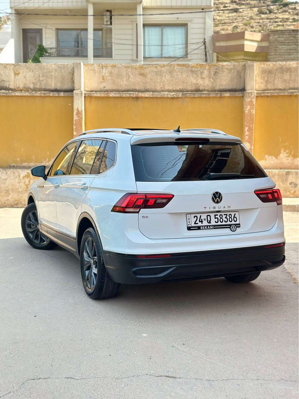 Volkswagen Tiguan 2022
‎فولكسفاغن تيكوان  2022 (بانوراما، 5 مقاعد)

‎موديل :2022
‎الصنف :SE
‎سعة المحرك :  4 سلندر cc turbo 
‎اللون الخارجي : أبيض 
                                                 اللون الداخلي : جلد قيسي
‎قراءة العداد : 65الف ميل 
‎المواصفات 
‎- بانوراما.
‎- 5 راكب
‎- شاشه كبيره
‎-  تبريد خلفي وامامي( 8 مخارج للتبريد) 
‎- نظام carplay 
‎-  شاشة وسطية
‎-  نظام النقطة العمياء 
‎-  هاند بريك بصمة + اوتوو هولد
‎- نظام توقف تلقائي عند الرجوع
‎ -  كاميرة خلفية بدقة عالية 
‎ -  نوع المقاعد: كهربائي - جلد - تدفئة 
‎ -  أكياس هوائية: 10 (جميع الايرباكات اصليه)
‎-  المصابيح:  زينون - إضاءة ليد- ليزر
‎- بجم امامي كبس بوينت صبغ و جملغ و باب سايق  بدون داخل بدون ارباك شر
*********** دهوك, العراق

