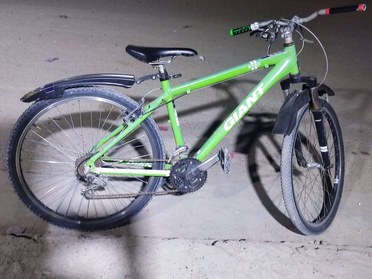 سلام عليكم 
جاينت جبلي اخضر نضيف يخبل كلش قوي ويتحمل شوارعنة والطسات وكل الضروف 
قياس 26 تايرات جدد جوب جدد سرج رياضي جديد بريك جديد نقص فقط ( ذراع البريك الامامي + سلك توصيل للعگرب الامامي ) 
سعر 120 وبي مجال او قابل للمراوس مع C700 

هيرو النسخة الاصلية نضيف جداً يجدح جان مضموم كلة بلادي ما مبدل بي اي شي ما بي اي نقص السعر 75 وبي مجال 

العنوان بغداد - الكرخ - البياع - التراث - مقهى وادي الذئاب


**إذا كنت صاحب هذا الإعلان وتريد حذفه لأي سبب، رجاءا أرسل رسالة إلى الدعم الفني**