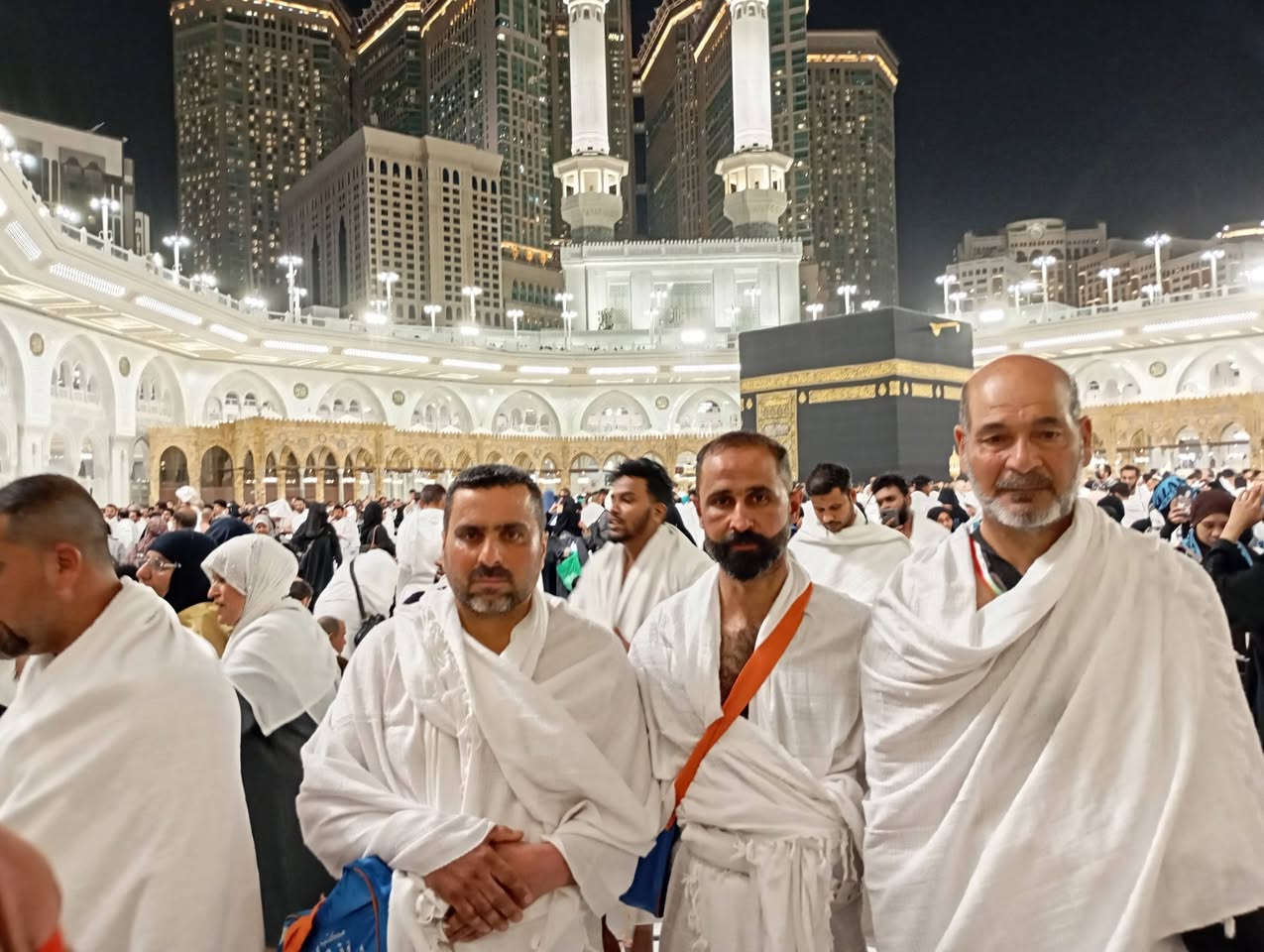 🕋 لحظة خاشعة لا تُنسى 

في أجواء مفعمة بالإيمان والسكينة ، أنهى معتمريناا الكرام – رجالًا  ونساءً – طوافهم المبارك حول البيت العتيق الكعبه المشرفه 🕋، في هذا اليوم المبارك من رحلتنا الإيمانية 
لرحلة الاواخر من رمضان 
دموع الفرح والخشوع انهمرت على الوجوه 🤲، والألسن تلهج بالحمد والثناء ، شاكرين الله على أن أكرمهم بهذه النعمة العظيمة 

نسأل الله أن يتقبل طوافهم وسعيهم 🤲وأن يعيدهم إلى أهلهم سالمين غانمين ، وأن يجعل كل خطوة في هذه الرحلة شاهدًا لهم يوم القيامة .
خادم ضيوف الرحمن الحاج وليد الحاج مصطفى 
***********
***********
