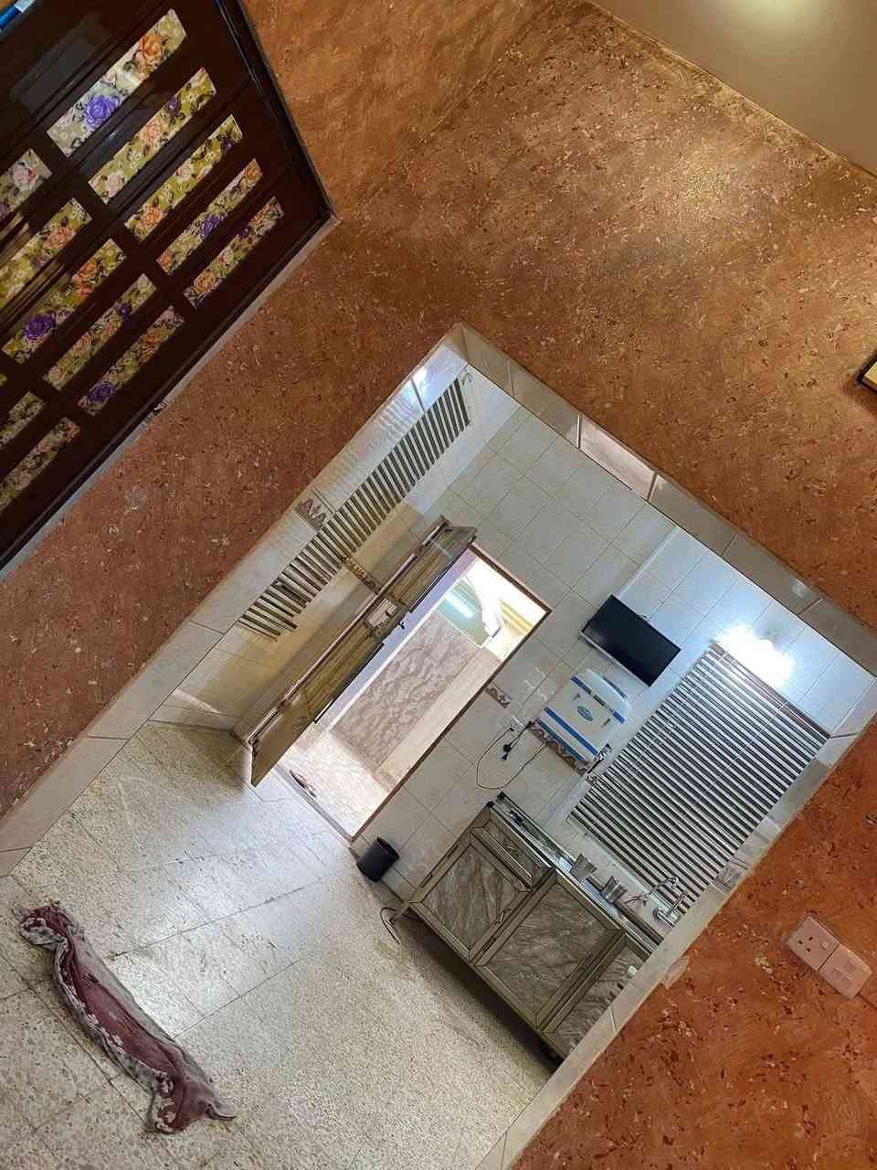 يالله
السلام عليكم
 يعلن مكتب الخبير للعقارات
 وجود دار زراعي للبيع مساحة 125 طابقين 
 نزال 12ونص واجهه 10
الموقع // شارع ميثم التمار شارع
  كهرباء نضامي بيت حديث.
مكوناته // استقبال ومطبخ وصاله وغرفه نوم ومجمع صحيات داخليه وخارجيه 
الطابق الثاني// غرفتين نوم وحمامات بالكونه وهول +مخزن
البيت يحتوي علئ كاونتر سبلت مراوح سخان ماطور ماء تانكيات جهاز رافع قدره 
السعر/ 65مليون وقابل للتفاوض 
***********
