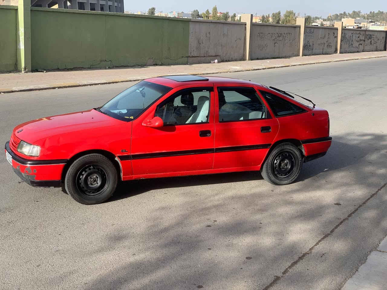 السلام عليكم للبيع اوبل فكترا موديل 1991 هزه ورقم جديدة مكينه16 تخم تاير جديد صدر كله جديد مكينه لاصرف ولا بخار شرط سياره جاهزه من كلشي الف متصرف عليها بطاقه بانزين  بيها سياره مال بيت ممتعوبه ابد  سعرها 38 وبيها مجال للشراي رقم *********** شراي اتصل
