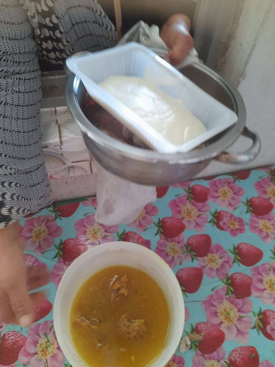 الحمدلله وشكرلله اليوم العشرين من شهر رمضان المبارك اعاده الله علينا وعليكم بالخير والصحه والعافيه ان شاء الله من مطبخ الاول بسامراء مطبخ مركز المسلم لاارامل واحباب الله والمتعففين والكائن بسامراء حي الخضراء خلف منتدى شباب سامراء فتح بتاريخ ٢٠١٧ ان شاء الله سيكون الطبخ يوميا ان شاءالله طوال شهر رمضان المبارك بفضل الله ثم فضل الناس الخيره امثالكم بيهم البركه ان شاء الله للتبرع ***********وانت بيتك ساهم بتحويل زين كاش *********** اوماستر كي ٢٦٨٨٢١٦٥٥١ اخوتي الغوالي فزعتكم وانتم اهلا لها أن شاءالله
