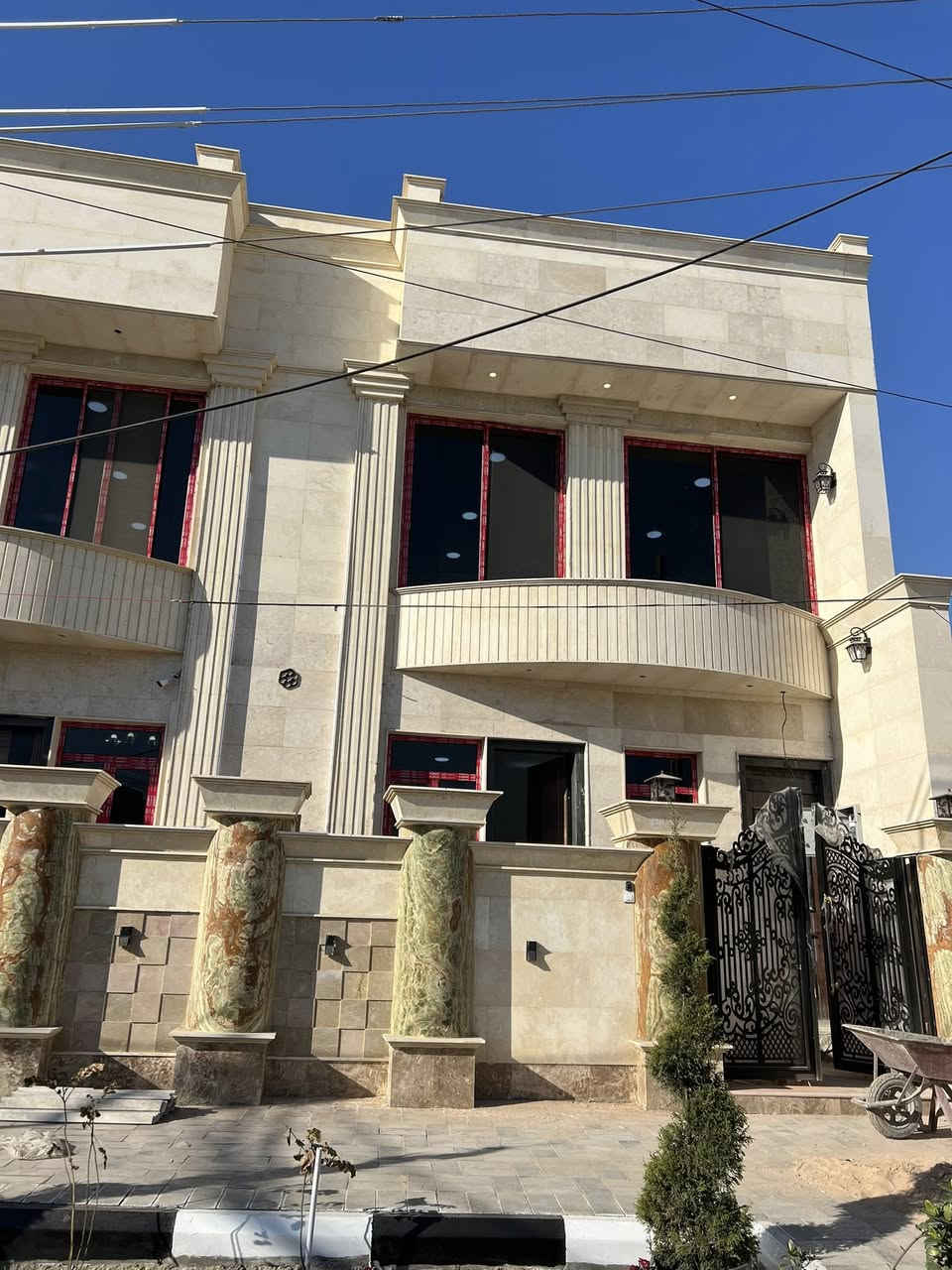 سلام عليكم بيت للايجار مساحة١٠٠ م غرفة نوم ٤حببية قرب جامع الثقلين***********
