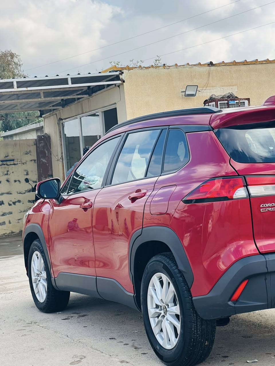 السلام عليكم

� للبيع: Toyota Corolla Cross 2023 LE

سيارة نظيفة جداً بحالة ممتازة، استخدام شخصي ، الضرر مذكور  (قابل للفحص)

• محرك 2.0 لتر، 4 سلندر

• ناقل حركة أوتوماتيك CVT

• دفع أمامي 

    • اقتصادية بالوقود   

• شاشة وسطية 8 إنج + نظام صوتي

• نظام دخول ذكي وتشغيل بصمة

• كاميرا خلفية + حساسات

• أنظمة أمان:

• تنبيه مغادرة المسار

• نظام الحفاظ على المسار

• رادار + تنبيه النقطة العمياء  

• مرايا كهربائية مع تسخين

• جنوط + تصميم SUV عملي ومرتفع عن الأرض

• واسعة ومريحة (5 ركاب)

• اقتصادية جداً بالبزين

• ارتفاع مناسب للطرق

• اعتمادية تويوتا المعروفة

ماشية 82الف ميل

💰 السعر: ( 185 وبيها مجال)

📞 للتواصل: ‭٠٧٨٢ ٢٤٨ ٢٧٢٧
