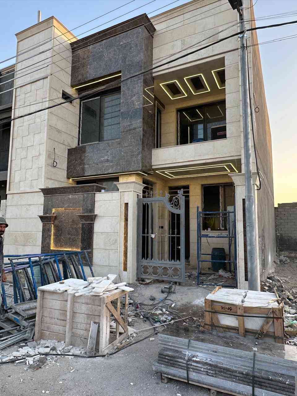 كادر عمل تغليف الوجهات المرمر بنواعها الحيم ميكانيك شغل درجه والال وسعار مناسبه واتساب فقط *********** اتصال فقط ***********
