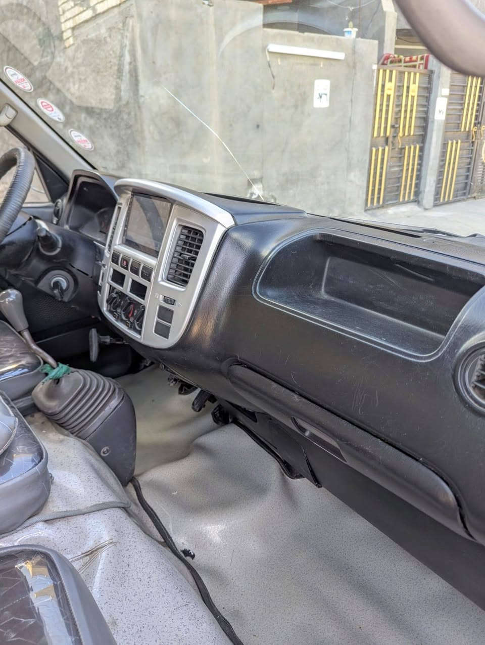 السلام عليكم نيسان موديل 9 رقم بغداد انكليزي تخم تاير كلج جديد متحرك تبريد ثلج منظومه كامله دوشمة عامه سيارة بسمي تحويل ثاني يوم مصفره غرامات هيئه بيه صبغ بلكصه شي قليل دواير معمره بلجنطه جوه بذيل اليسره رقم شاصي اول رقم نمسح سويتله شعار كمركي مذكور بسنوية السعر 112بيه مجال مكان بغداد   ***********
