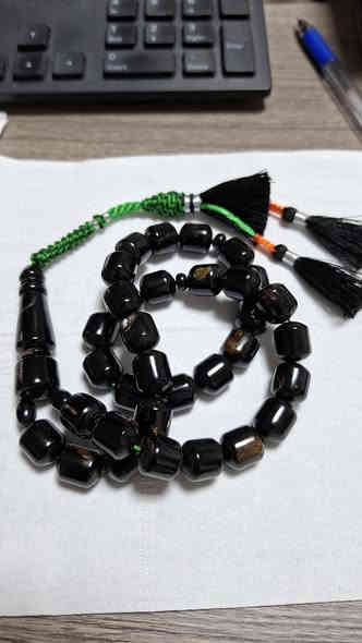 يسر بحر احمر كصه كويتي مقاس ١٢×١٤ .عدد الخرز ٤٥ وزن ٨٥  غ تقريبا . قطعة مكفولة من التصليح ملمس ناعم سواد تعريگ وفاير يخبل بصرة *********** سعر 250
