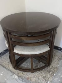 ميز طعام • ٤ كراسي • كرادة خارج