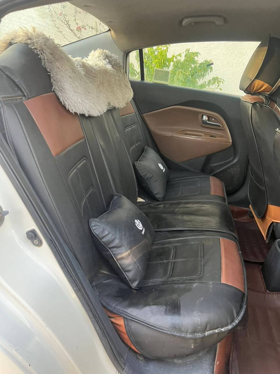 السلام عليكم للبيع كيه ريو 2012 خليجي المحرك 1600 دوش قطرتين 
السياره مكينه كير حداديه تخم تاير تدفئه وتبريد جاهزه رقم بصره سنويه ٢٠٣٠ رقم جديد انكليزي بسمي تحويل ثاني يوم موضح بالسونار موجود بالصور
السعر 75 وبيها مجال 
رقم الهاتف ***********
