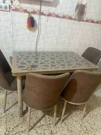 ميز طعام • للبيع