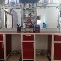 ميز حلاقة • سنغافورة