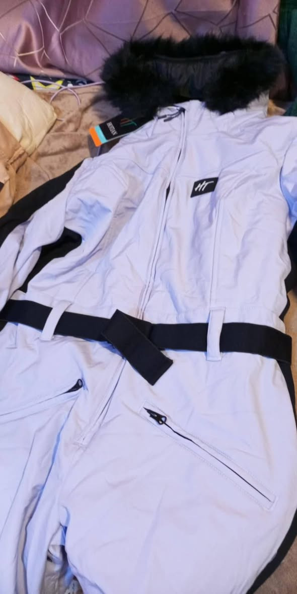 بدلة تزلج تفيد جماعة التخيم قياس L كلش حلوة 
السعر 35 
*********** وتساب
