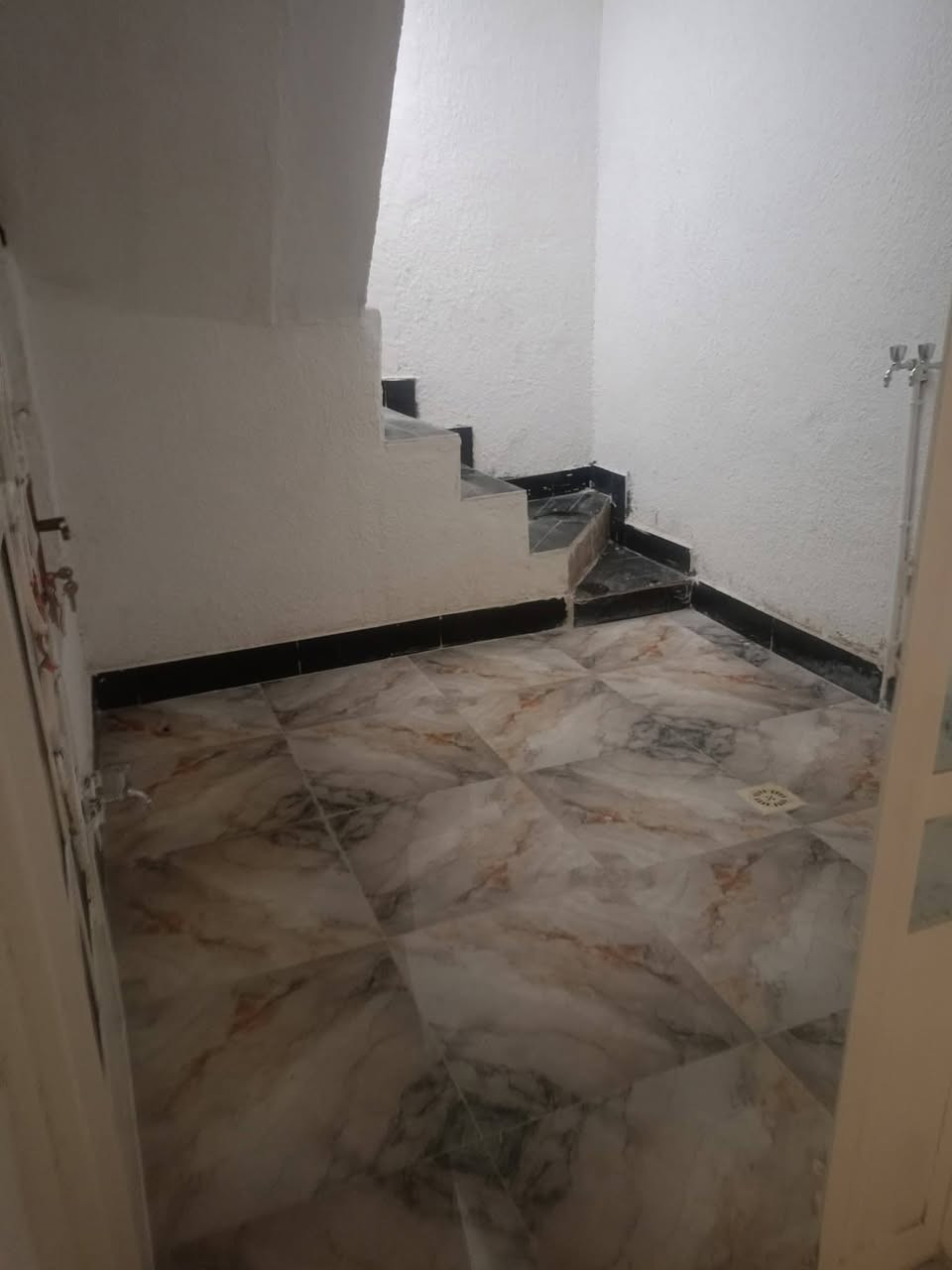 دار طابو زراعي سند 25  قرار محكمه مساحه الدار 115
العنوان: الكوفه فلكت الدلال شارع البونعمان قرب مدرسه الانعام يبعد عن الشارع 30 متر 

الدار يحتوي : غرفتين استقبال صاله طارمه مطبخ ومكشوفه

الدار:صب كونكريت الاساس والسقف 

الدار: جديد وليس مسكون 

للمراجعه والاستفسار علئ الرقم ***********
