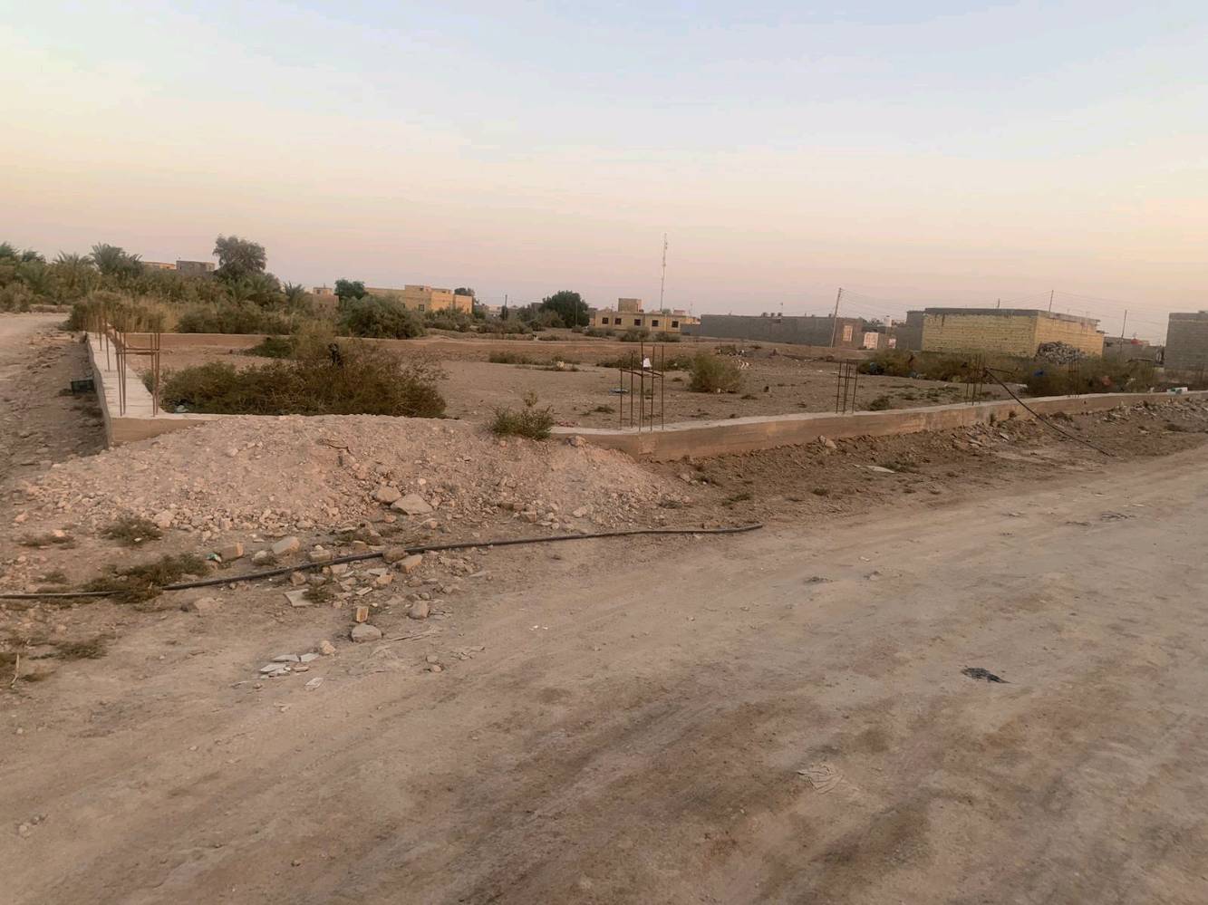 قطعة ارض زراعي مساحة 150 واجهة 12 متر ونزال 12.5 متر الناصرية مركز بين شركة نفط ذي قار وسجن الناصرية الاصلاحي يفصلها عن السجن مناطق سكنية ومحلات تجارية وسوق متكامل صيدليات وعيادات طبية مكانها مقابل مجمع الرحمة الطبي نزلة مجمع الانوار للاجهزلية الكهربائية والانشائية المنطقة خدمات كاملة ما عدا التبليط مشمولة بخطة الحكومة مكانها اول ما تنزل على ايدك اليسار قريبة على الشارع العام مقابيل البستان سكان المنطقة كلهم موظفين 