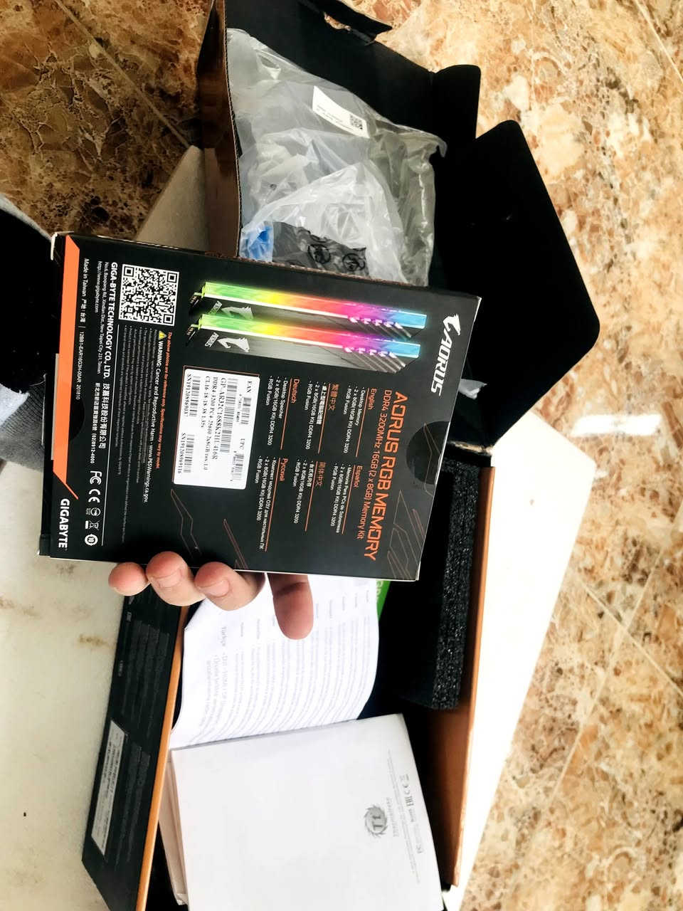 🚀 للبيع: باكج جيمنج وصناعة محتوى متكامل (Full     Studio Setup) 🚀
​تجميعة قوية، نظيفة جداً، وجاهزة لكل شي (ألعاب، مونتاج، بث مباشر، دراسة).
​1️⃣ مواصفات الحاسبة (PC):
​المعالج: Intel Core i7-8700 (أداء مستقر وقوي).
​كارت الشاشة: NVIDIA RTX 2060 (يدعم تقنيات Ray Tracing).
​الرام: 16GB.
​التخزين: SSD 240GB للنظام + HDD 1TB للملفات.
​المذربورد: Gigabyte H370 HD3.
​الباور سبلاي: 700W.
​الكيس: Thermaltake بتبريد ممتاز.
​2️⃣ الشاشة (Monitor):
​LG 24-inch IPS FHD (ألوان حقيقية وزوايا رؤية ممتازة).
​3️⃣ المايكروفون الاحترافي (Microphone):
​Thronmax MDrill Dome بكرتونته ونظافة 100% (مناسب جداً للبث المباشر والتسجيل الصوتي بجودة عالية).
​4️⃣ الـ UPS (هدية):
​نوع ZEUS 1500 (يحتاج فقط تبديل بطارية لحماية جهازك من انقطاع الكهرباء).
​📦 ملاحظة: جميع كراتين القطع الأصلية موجودة ومعتني بيها.
💰 السعر للباكج كامل: 650 ألف دينار فقط.
📍 المكان: (ديالى - بعقوبة )


**إذا كنت صاحب هذا الإعلان وتريد حذفه لأي سبب، رجاءا أرسل رسالة إلى الدعم الفني**