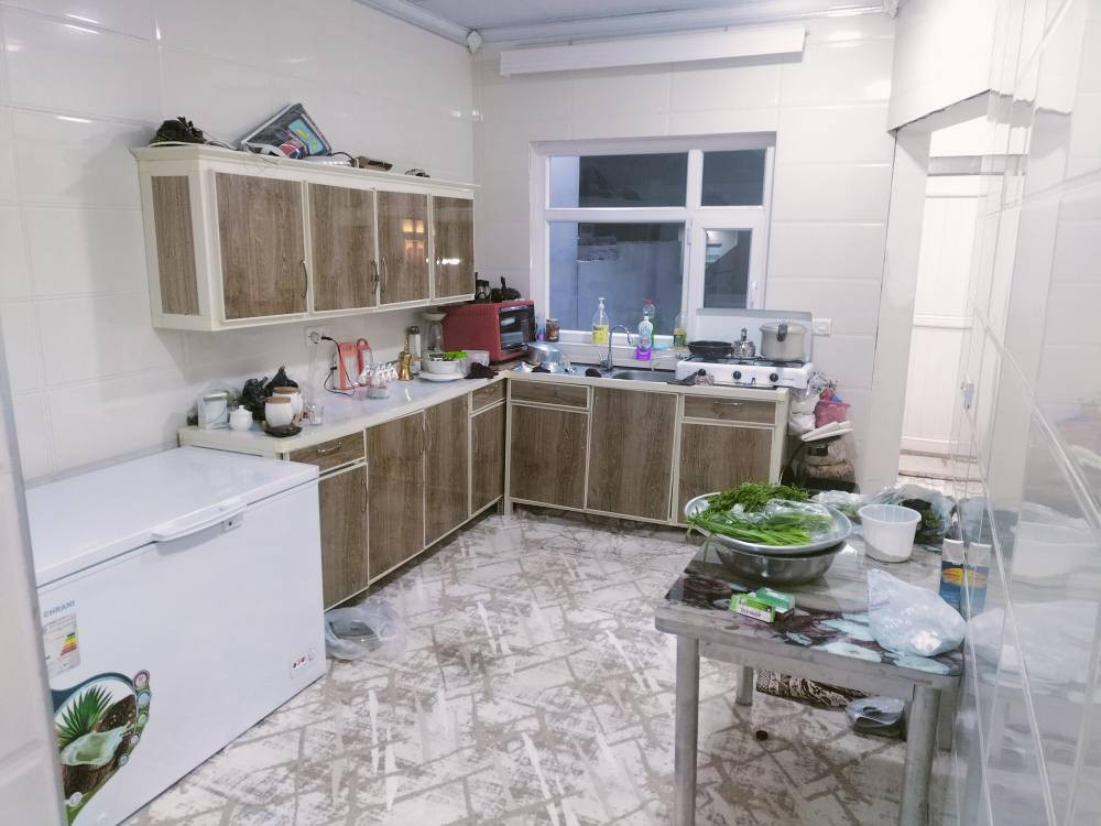 السلام عليكم بيت 150للبيع  متر في صونه كولي فرع عقارات لانه بي هويه يسجل بسمك  فرع  عريض15 متر  خلف مجمع نور ستي  يتكون البيت من 2 غرفه نوم اسقبال هول وصحيات خارجي وداخلي وكراج سيارة فول سيراميك سقف ثانوي تكت مركزي بي خطين ماء   بناء جديد الشراي يخابر ما متواجد عل نت ***********
*********** كركوك, العراق
