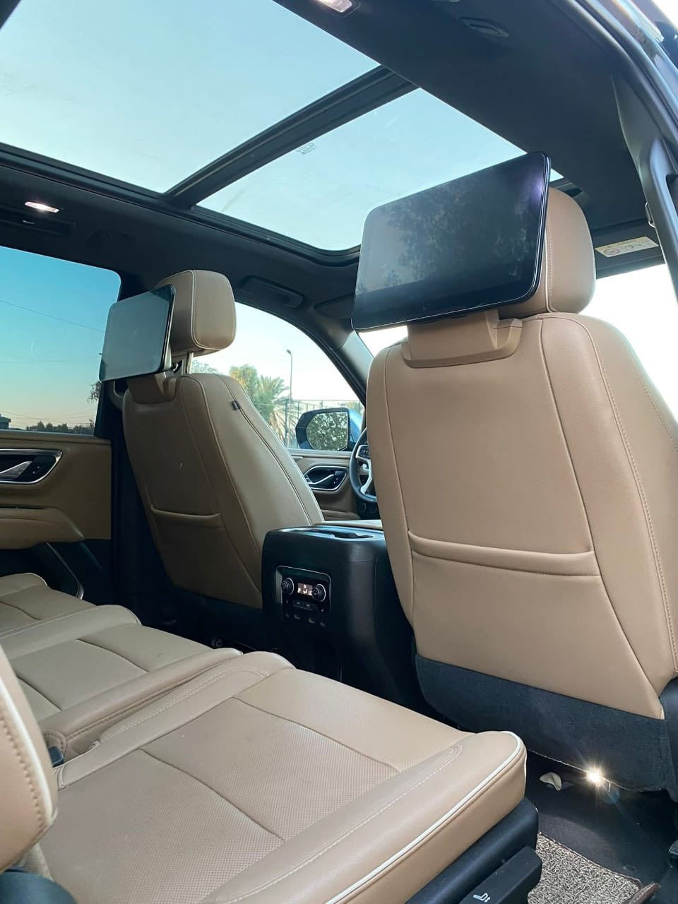 � للبيع: شفروليه تاهو 2021 بريميير (Premier)
📍 الموقع: محافظة ذي قار
🎨 اللون: أسود
📅 الموديل: 2021
💼 الفئة: بريميير أعلى مواصفة
🛞 الدفع: رباعي 4x4

🔥 المواصفات:
🔹 محرك V8 سعة 5.3 لتر
🔹 ناقل حركة أوتوماتيك 10 سرعات
🔹 دفع رباعي 4x4
🔹 جنوط كروم أصلية
🔹 دبل عادم (مخرجين)
🔹 فتح بصمة كهرباء خلفي
🔹 حساسات أمامية وخلفية
🔹 كاميرا خلفية
🔹 شاشة لمس كبيرة
🔹 Apple CarPlay / Android Auto
🔹 مقاعد جلد كهرباء
🔹 تكييف قوي
🔹 فوانيس LED
🔹 مرايا كهرباء
🔹 زجاج مظلل
🔹 مثبت سرعة وأنظمة أمان

📊 الحالة:
🟢 السيارة نظيفة جداً
🟢 استخدام شخصي
🟢 جاهزة للفحص
🟢 جاهزة للاستخدام مباشره 

مكان السياره 📍ذي قار 
رقم الهاتف 📞📞 ***********
 سعر السياره 💵430 $$
