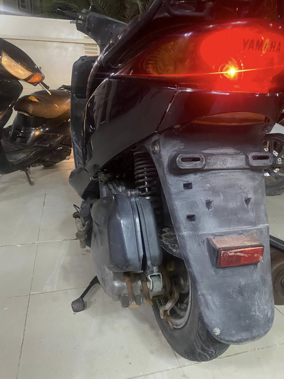 السلام عليكم مكلف بالنشر دراجة بريز للبيع الدراجة متروك صارلها فترة وهسة صاحبها يريد يبيعها الدراجة مناقصها اي شي فقط ما تمشي معدل بسبب الكابريتر يرادلها تنضيف 
الدراجة مثل ما موضح بالصور عوزها بس دوشمة السعر ٤٥٠ وبيها مجال مكاني بغداد الكريعات قرب الاعظمية والكاظمية 
رقم الهاتف ***********
