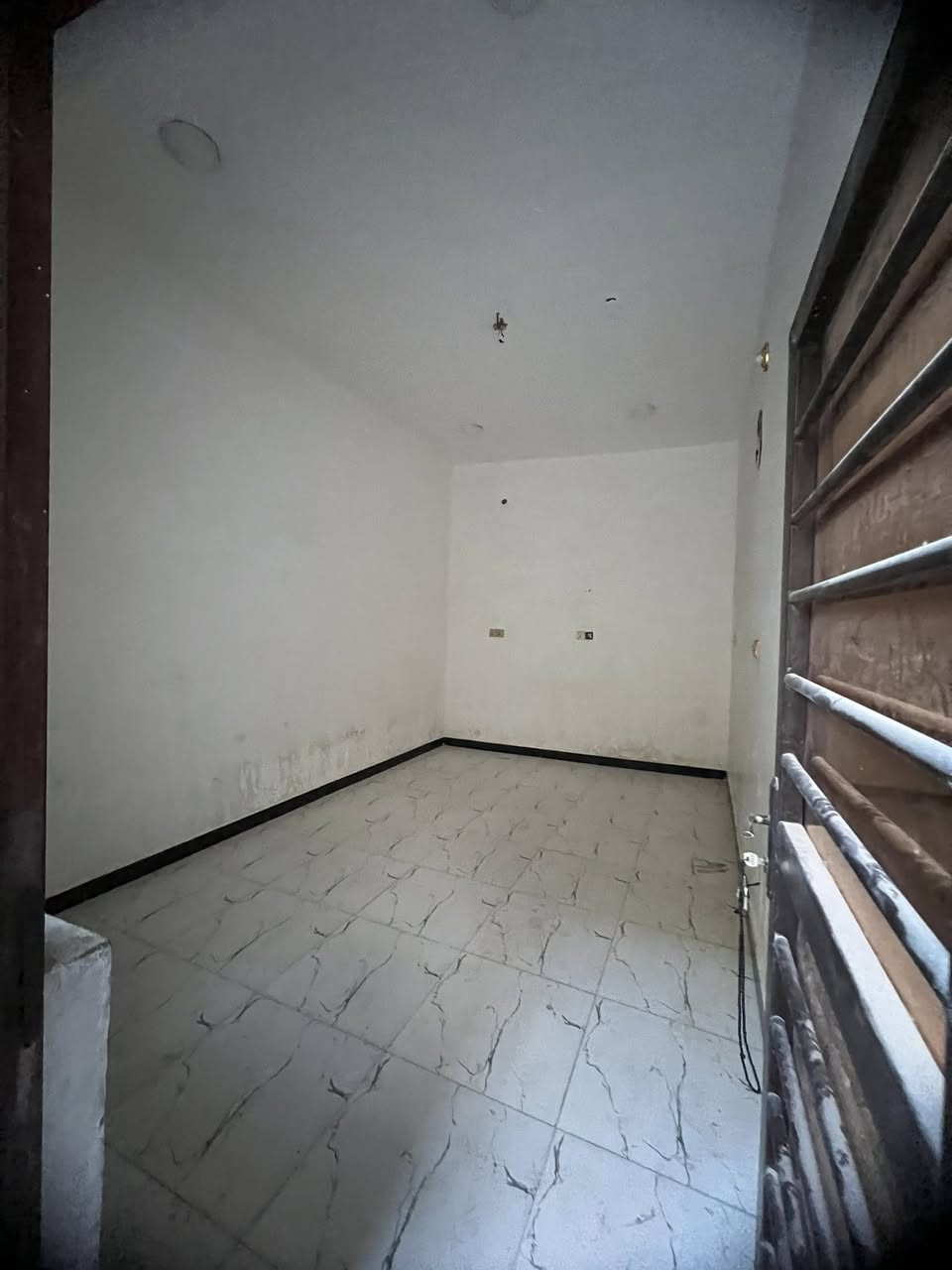 خاص بمكتب عصام للعقار 🏪
بيت للبيع وللايجار 🏠

١٠٠م خلفي طابقين📉

عدد غرف نوم ٣ وصاله وديوانيه ومطبخ وصحيات✅

بناء حديث طابوك السقف صب كونكريت ✅

الطابق الثاني ثرمستون عكاده✅

طابو صرف 🧾

العنوان 📍حي الفداء قرب المدرسه الصينيه 

سعر البيع ٨٠ قابل للتفاوض

اليجاره ٣٠٠ ألف 

للأستفسار☎️***********
