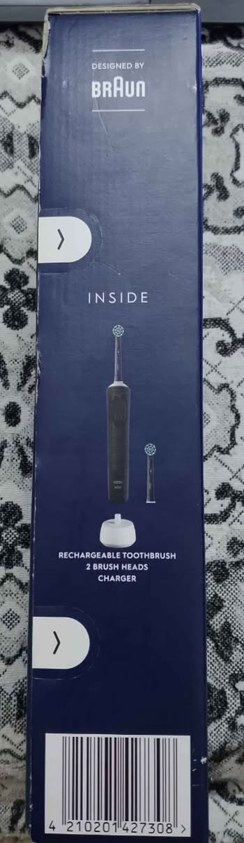 يا الله.. للبيع فرشاة أسنان كهربائية من ماركة Oral-B العالمية (Designed by Braun)، الفرشاة أصلية 100% مستوردة من لندن (إصدار بريطاني خاص UK Edition)، بجديدها والباكيت مغلق بغلق المصنع (لم يفتح نهائياً).

ليش هذا الموديل (Pro Vitality Deep Clean) مميز؟

3 أنظمة تنظيف (Modes): الجهاز يحتوي على 3 أوضاع سهلة الاستخدام تناسب الجميع:

Daily Clean: للتنظيف اليومي القوي والفعال.

Sensitive: وضع لطيف جداً للأسنان الحساسة.

Sensitive Plus: وضع فائق اللطافة لتجربة تنظيف مريحة جداً وغير مسبوقة (كما موضح بالصور).

رأس Cross Action الأصلي: يزيل لغاية 100% أكثر من الجير (Plaque) مقارنة بالفرشاة اليدوية العادية بفضل زاوية شعيراته الاحترافية.

المؤقت الذكي (4-Zone Timer): يهتز الجهاز كل 30 ثانية لتنبيهك لتغيير منطقة التنظيف، ويضمن لك التنظيف لمدة دقيقتين كاملتين حسب توصية أطباء الأسنان.

مقبض مقاوم للماء (Waterproof): مريح ومضاد للانزلاق للاستخدام الآمن داخل الحمام.

بطارية طويلة الأمد: بطارية قابلة لإعادة الشحن تدوم طويلاً (Dependable long-lasting battery).

محتويات العلبة (كما في الصور):

جهاز الفرشاة الكهربائي باللون الأسود الفخم.

رأسين فرشاة أصليين (2 Brush Heads) من نوع Cross Action (رأس أساسي + رأس إضافي).

قاعدة شحن أصلية (فيشة بريطانية ثلاثية).

السعر: 90,000 دينار عراقي.

المكان: بغداد - [اليرموك]
التوصيل: متوفر توصيل سريع لكل مناطق بغداد وللمحافظات.

للاستفسار أو الشراء، يرجى المراسلة على الخاص أو واتساب: [***********] بغداد, العراق
