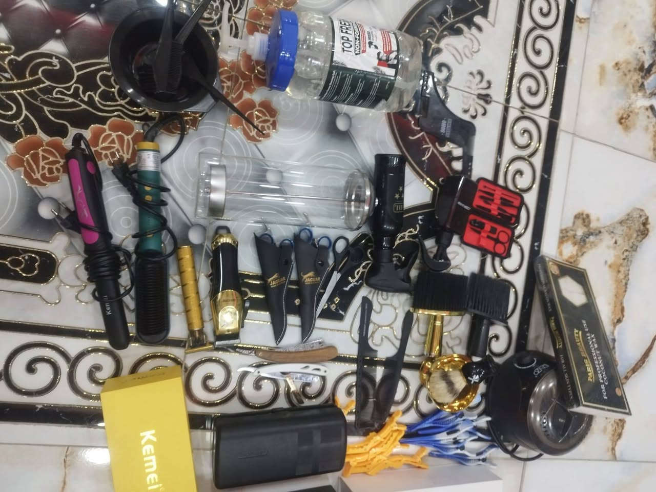 سلام عليكم 
غراض حلاقه للبيع شلعه كامله 
ستعمال قليل اقل الشهر 
غراض جديده بمعناه الكلمه 
اغراض هواي شوف الصور ولي بيهم السعر (300) وبيهن مجال
العنوان كربلاء اطويريج الخيرات قرب المحكمه


**إذا كنت صاحب هذا الإعلان وتريد حذفه لأي سبب، رجاءا أرسل رسالة إلى الدعم الفني**