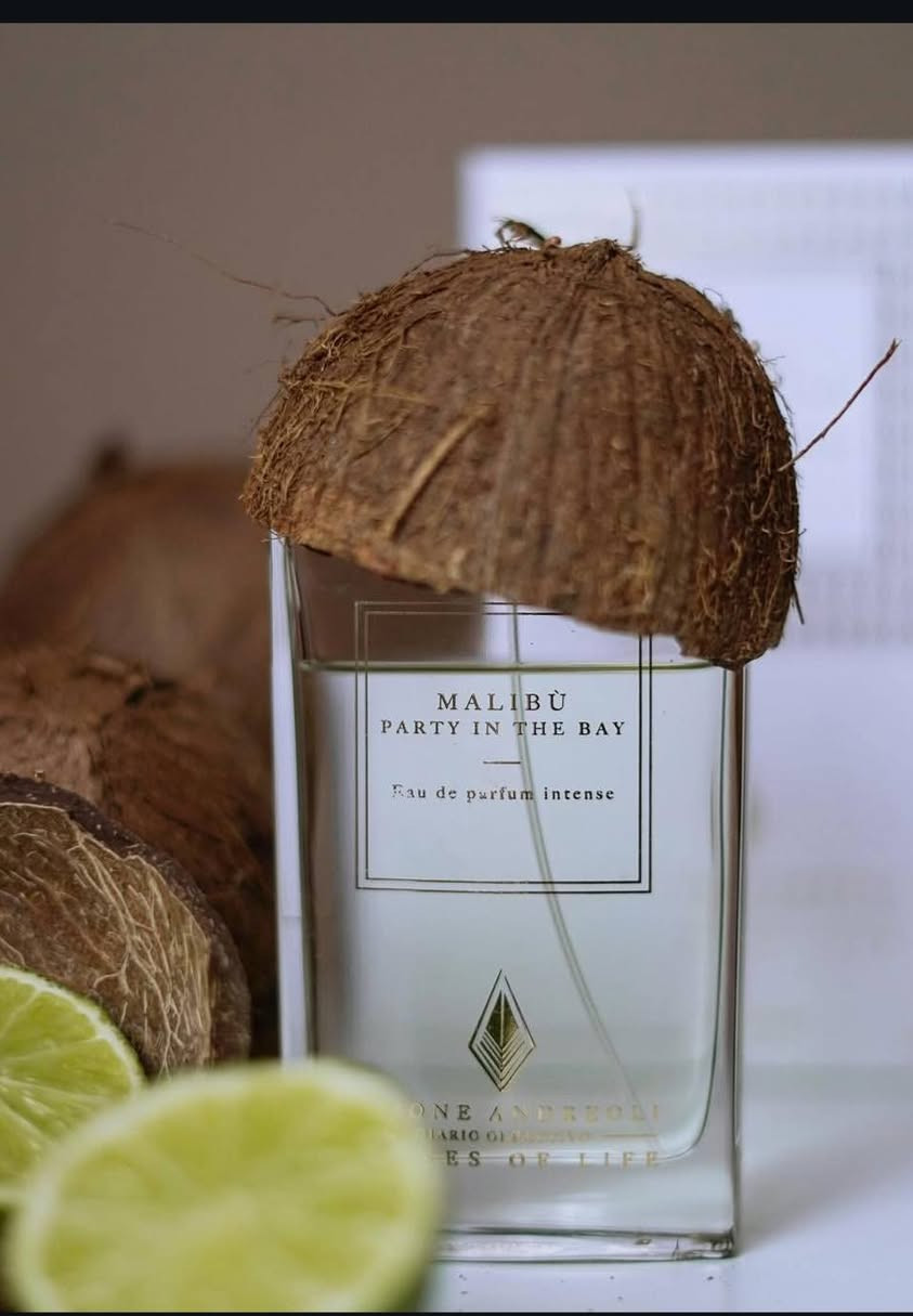 عطر ماليبو بارتي ان ذي بي من دار سيموني اندريولي الايطالية هو مو مجرد عطر هذا عبارة عن رحلة ومهرجان من الانتعاش والطاقة والجمال معنى العطر يترجم حرفيا حفلة في البحر  وهو يجسد اجواء الصيف والمرح والحرية على شواطئ ماليبو الساحرة

قصة العطر مستوحاة من امسيات الصيف الطويلة بمدينة لوس انجلوس وتحديدا بمنطقة ماليبو حيث تلتقي امواج المحيط ويا انغام الموسيقى واصوات الضحكات العطر ينقل اللحظة اللي تغيب بيها الشمس وتبدا الحفلة الصيفية المليانة حيوية ونشاط

من ترتدي هذا العطر كانما فجاة انتقلت لوسط بستان ساحر مليان اشجار الليمون 🍋الاخضر المنعش وجوز الهند🥥 ورائحة رطوبة المطر🌧 على اوراق🌿🍀 الشجر نوتات العطر تاخذك بعالم ثاني تخليك تحس بنسمات الهوى الباردة وهي تداعب وجهك بوسط هذا البستان الاستوائي ريحة تفتح النفس وتعطيك احساس بالنظافة والفخامة والتميز بنفس الوقت

متوفر تقسيم احجام مختلفة
3-5-10مل لتجربة 

ابو_الياس_للعطور_البراندات
تقسيم_عطور
سيموني_اندريولي
ماليبو_بارتي_ان_ذي_بي
عطور_نيش
عطور_صيفية
عطور_عراقية
عطور_فاخرة


**إذا كنت صاحب هذا الإعلان وتريد حذفه لأي سبب، رجاءا أرسل رسالة إلى الدعم الفني**