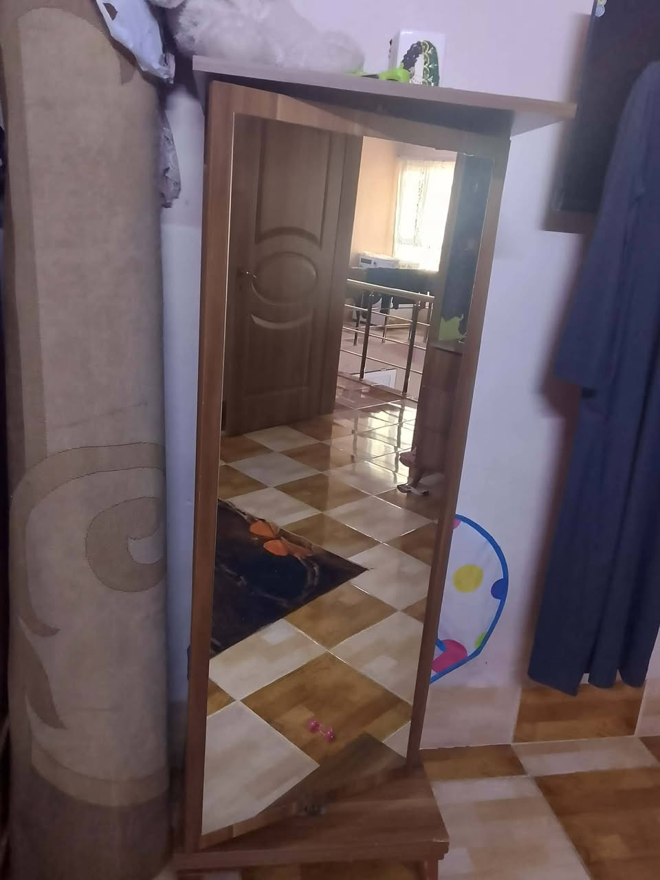 السلام عليكم  / كومدينه 2 وزاويه مرايه وميز مرايه وسرير للييع ***********
