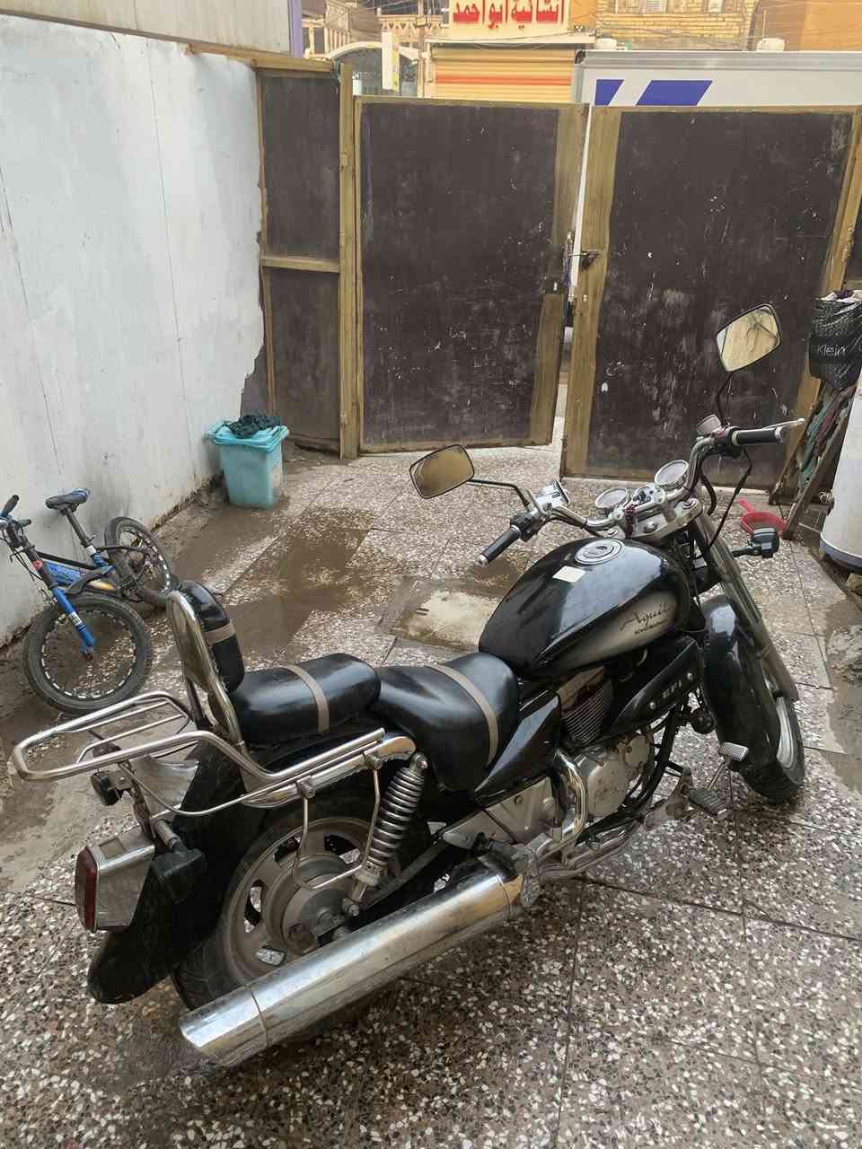 سلام عليكم شباب هايسونك مديل 2014 تكدر تكول دراجه وكاله مكينه  صبانه ما لايحتها الغب شغلات بيها بلاديه 
-نوزل كهربائي 
-5 نمر 
-ستان كهربائي 
-حجم محرك 250cc اقتصادي 
-صناعه كوري 🇰🇷
-سعرها 1,450 
دراجه بيها منفيس دخول صاحبها المنزلها من معرض صديقي ، دراجه ما متعوبه اروح بيها للمدرسه ورجع 
الاستفسار *********** @جميع
