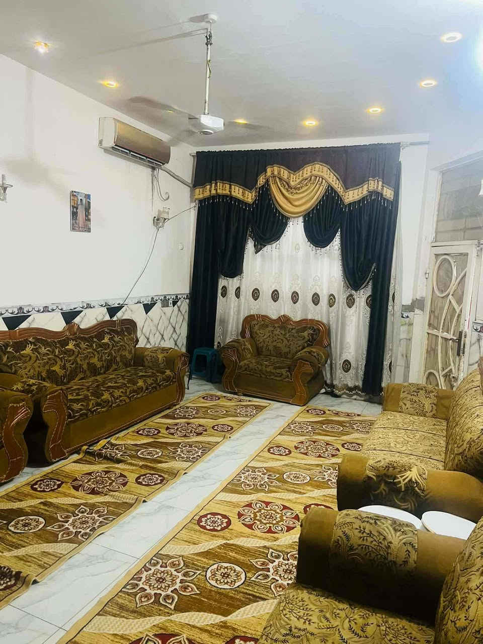 سلام عليكم بيت للبيع في حي العمال مساحه 200م 
طابقين طابق الاول كامل لثاني هيكل مابي كهرباء ولا سراميك 
مستعجل على بيعته 
متواجد واتساب وفيس 
***********
