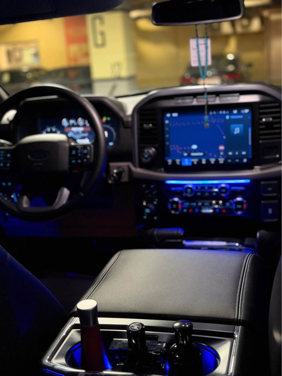 فورد اف-150 موديل Ford F-150 2024 V6 ) 2024)
المواصفات: السيار محولة بالكامل إلى Lariat (بدون بانوراما)، جير أرضي،
عداد : ١٠ الف مایل 
بحالة ممتازة جداً وجاهزة للاستخدام بدون أي مصاريف.
أ المواصفات المحرك والأداء:
• نوع المحرك:V6 3.5 twin power turbo
* ﻿﻿القوة الحصانية: 400 حصان (عند 6000 دورة في الدقيقة).
*کتاب : النافزە اسود ٪٨٠ 
*کامل کل شئ جمیل لکمالیات 
* ﻿﻿العزم (678 :(Torque رطل-قدم (عند 4250 دورة في الدقيقة).
* ﻿﻿الإطارات: مجهزة بطقم ويل وإطارات مميزة وجميلة جداً.�الشاشات والمقصورة الداخلية:
* ﻿﻿الشاشة المركزية: شاشة كبيرة مقاس 12 إنش تدعم نظام SYNC 4.
* ﻿﻿شاشة العدادات: شاشة رقمية (ديجيتال) مقاس 12 إنش.
* ﻿﻿الكونسول الوسطي: الجير قابل للطي للأسفل ليتوفر لديك طاولة مسطحة ومريحة لتناول الطعام أو العمل على اللابتوب.
) أنظمة الأمان ومساعدة السائق:
* ﻿﻿الحساسات: حساسات أمامية وخلفية.
* ﻿﻿الكاميرا: كاميرا خلفية (مع ميزة كاميرات 360 درجة).
* ﻿﻿نظام BLIS: نظام مراقبة النقطة العمياء على المرايا الجانبية (يدعم�مراقبة المقطورة الخلفية في حال سحبها).
* ﻿﻿نظام Autobrake: نظام الفرملة التلقائية في حالات الطوارئ (-Pre
رقم تلفون : ***********
(Collision Assist
* حالة الهيكل والسيارة:
* ﻿﻿الصبغ:بدون صبخ و بارد و بدون قطعه تغير 
• السعر: 365ورقة (36.500دولار) مع مجال قليل للشاري الطيب.
• المكان: السليمانية السليمانية, العراق
