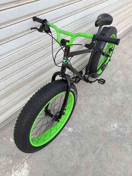 السلامً عليكم اخواني عندي هذا الدبابهً ماركةً (BRONYX) مال باله اصلي حجم 26  تايرات ماركة بانارسر عرضهم 400 يتحمل اوزان ثقيل الدراجة كلشش نظيفة وقوي سستم تورني 1/7 معدنه حديد سعرهاا 240 الف وبي مجال الاستفسار *********** الخاص مفتوح عنواني موصل معرض الفهد للدراجات الهوائية تتوفر خدمة توصيل لجميع محافظات العراق وتحياتي للجميع
