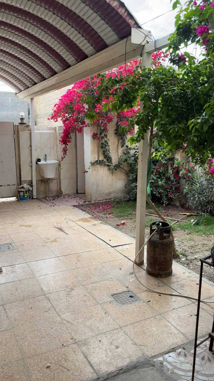 السلام عليكم بيت للبيع مساحته 150متر طابو صرف  بالمهندسين قريب شارع 80 الااتصال ع الرقم ((((***********)))) 
البيت جاهز ونظيف يرادله ترتيب بس ارضيه فقط
الباقي نطيف
