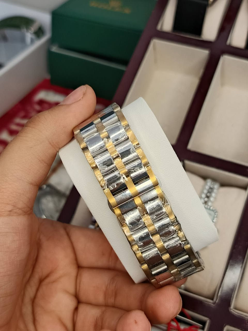 اخوان ڤيـرزاجي  الملكية
اخر قطعه ملكيه مميزة نادره  .  وزن ثقيل سير حديد الون فضي مطعم للون ذهبي  سناتر شغاله مميزة رنگك او اطار متحرك كوالتي عالي ضمان 1 سنه كامله  السعر 60 الف شامل التوصيل  ( ***********) واتساب
