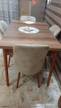 ميز طعام للبيع استخدام نضيف سعره 150 ، 07812487727
