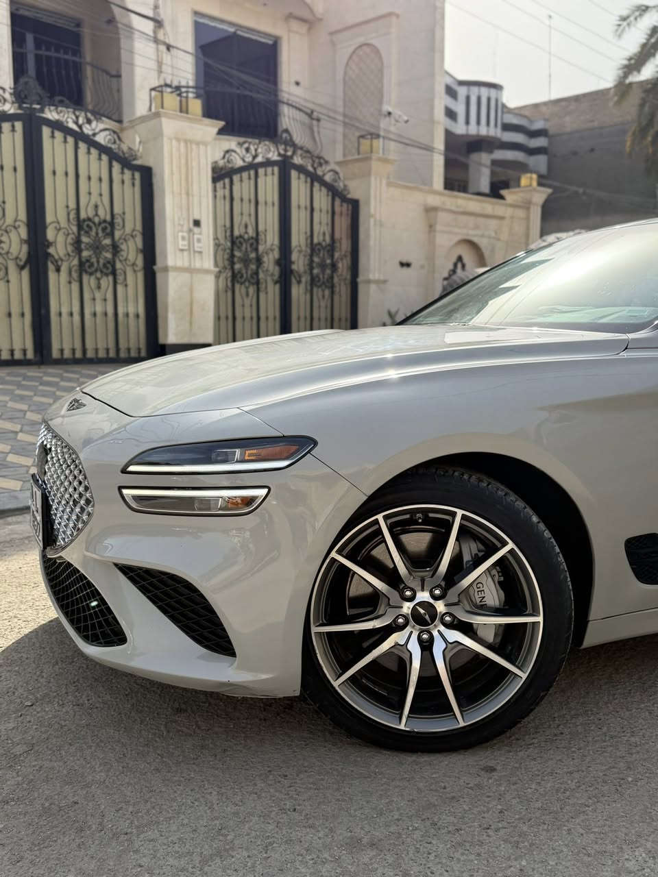 � للبيع – Genesis G70 2024 
🔹 اللون الخارجي: إسمنتي مميز
🔹 34.  Mil
🔹 نظام الدفع: رباعي (AWD)
🔹 ناقل الحركة: أوتوماتيك
⭐ المواصفات:
 • محرك تيربو قوي أربع سلندر • نظام دفع رباعيه 
 • جنوط سبورت
 • نظام صوت Lexicon الفاخر
 • شاشة وسطية كبيرة + Apple CarPlay + Android Auto
 • عدادات نصف ديجيتال مع عرض الحساسات
 • مقاعد جلد مثقبة (تبريد وتسخين)
 • تحكم كهربائي بالمقاعد+ 
 • بصمة تشغيل (Smart Key)
 • كاميرا خلفية + حساسات أمامية وخلفية
 • أنظمة أمان متقدمة (نقطة عمياء – تحذير تصادم – مثبت سرعة ذكي)
📌 ملاحظات:
 • السيارة نظيفة جداً، استخدام خفيف
 • جاهزة للفحص

🔥 سيارة رياضية فخمة بمواصفات عالية جداً وحالة ممتازة
❗️وبسعر مناسب ب١٩٥ ورقه❗️  
بيع او مراوس مع بي واي دي حصراً 
محتاج فرق 
للاستفسار. *********** 
مكان السياره بغداد.
