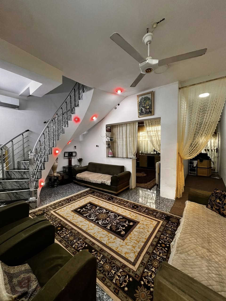 السلام عليكم
اعاده النشر بسبب الوعود 
يالله يارزاق
بيت مساحه 150  طابقين بناء طابوك 
بناء الطابق الاول 2019
الطابق الثاني 2023
الطابق الاول 
صاله هول مطبخ غرفه نوم صحيات 
الطابق الثاني غرفتين ونوم وصحيات 
 شارع 7 امتار 
العنوان زوير الغربي 
التوضيح داخل الصور 
الرقم صاحب الدار 
السعر 90 قابل للتفاوض 
***********واتساب 
***********هاتف
