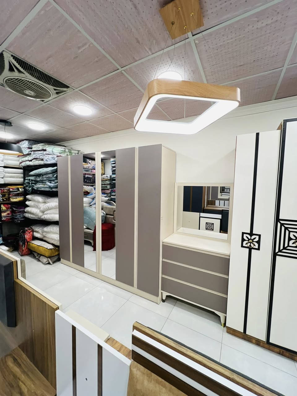 غرف نوم من 5 قطع ضمان 5 سنوات بسعر 600الف  للتفاصيل اكثر ***********
