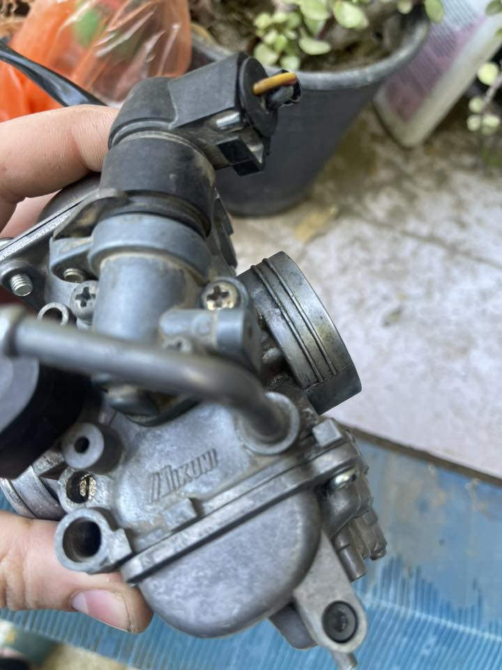 كابريتر اصلي للبيع مال دراجة رمبه تفصيخ امانة الله شغال وما بي خلل مقسمة على بوشة ٥٨ السعر ٣٥ الف *********** مكاني بغداد الشعلة وعندي توصيل
